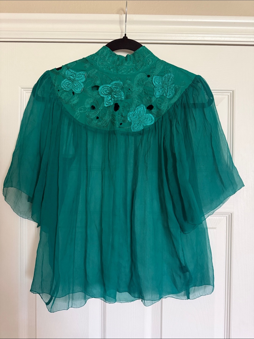 100% silk blouse. Green and size small. Forever 21